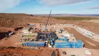Vista aérea de una locación de la Cuenca Neuquina, con equipos y logística desplegados sobre la meseta patagónica